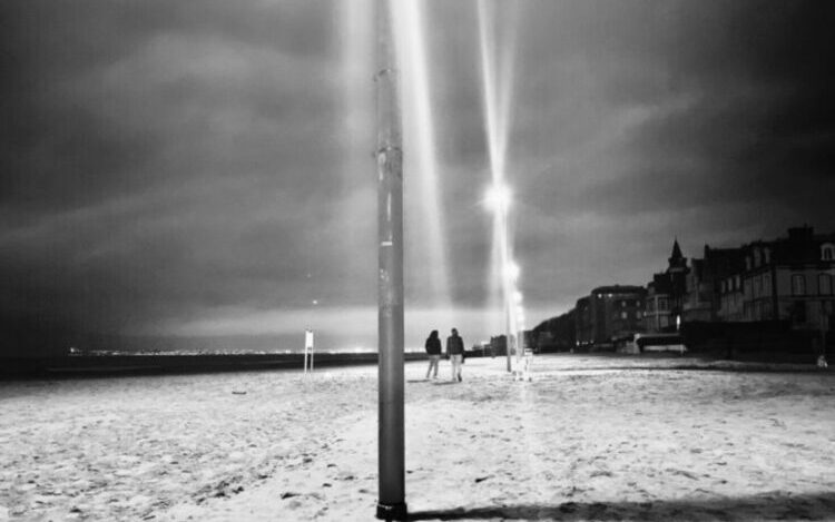 un Lampadaire dans le&nbsp;sable